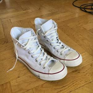 Converse i gott skick, bara använda några gånger. Har lite lite smuts på sig men försvinner om man tvättar dem! 