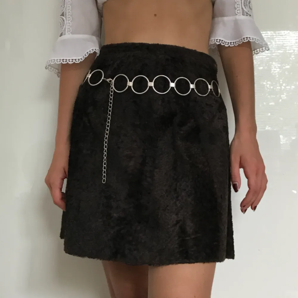 Kenzo kjol från 80-talet, storlek 36! Brunt fluffigt material som är lätt leopard mönstrat! Dragkedja på sidan. Kjolar.