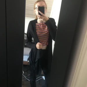  - Klassisk och basic svart cardigan i M, men passar även mindre storlekar. Passar verkligen till allt och är det perfekta basplagget. Knappt använd. Pris kan diskuteras, tar Swish!