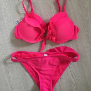  - Fin bikini från New Yorker! Använd, men inte på några år. Överdelen har justerbara band och push-up. Underdelen har lite volang där bak.  Bjuder på frakten 🌸