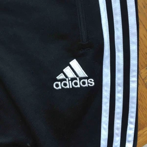  - Klassiska adidas trackpants. Den äldre och bästa modellen! Lagom tajta och med fickor!
