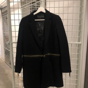  - Kappa från Kate Olsen x Bikbok. Den här klassiska, fina kappan kan bli din höstfavorit! Det bästa med den är att den går att göra kort genom att dra av drafkedjan i mitten, smart! Aldrig använd helt ny. Dyr i inköp 