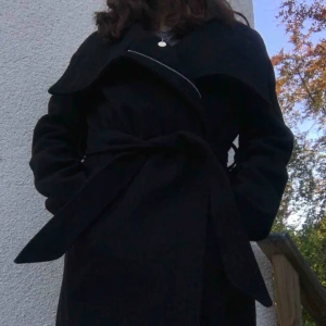  - Säljer denna goding då den inte kommer till användning längre. Så himla fin kappa från R Essentiel med stilrena detaljer. Jag som har på mig kappan är ungefär 160 cm lång. Kan mötas upp i Södertälje/Stockholms innerstad, annars betalar köparen frakt💋