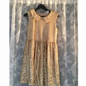  - Paljett klänning, bara använt den ett par gånger så den är i gott skick   Kan mötas upp i Högdalen, sickla och Stockholm annars får köparen stå för frakt ✨