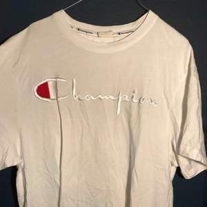 Vit Champion t-shirt i normalt begagnat skick från Urban Outfitter - nypris 450kr