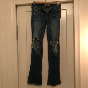  - Jeans med hål på knäna från hollister i bootcutmodell. *Frakt ingår i priset👍🏼*