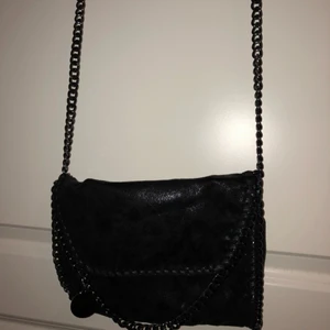  - Trendig Stella McCartney-inspirerad axelremsväska. 