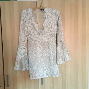  - En klänning från Missguided. Den är spets och hur vacker som helst. Använt den under ett tillfälle. I några timmar. Tvättad osv. Säljs för jag ej kommer ha användning till dig. Går ej ner i pris. 