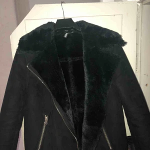  - En svart bikerjacka från Hm använd fåtal gånger. Storlek 36 men passar även 38. Om ni vill ha fler bilder så är det bara att ni hör av er. Kan frakta eller mötas upp
