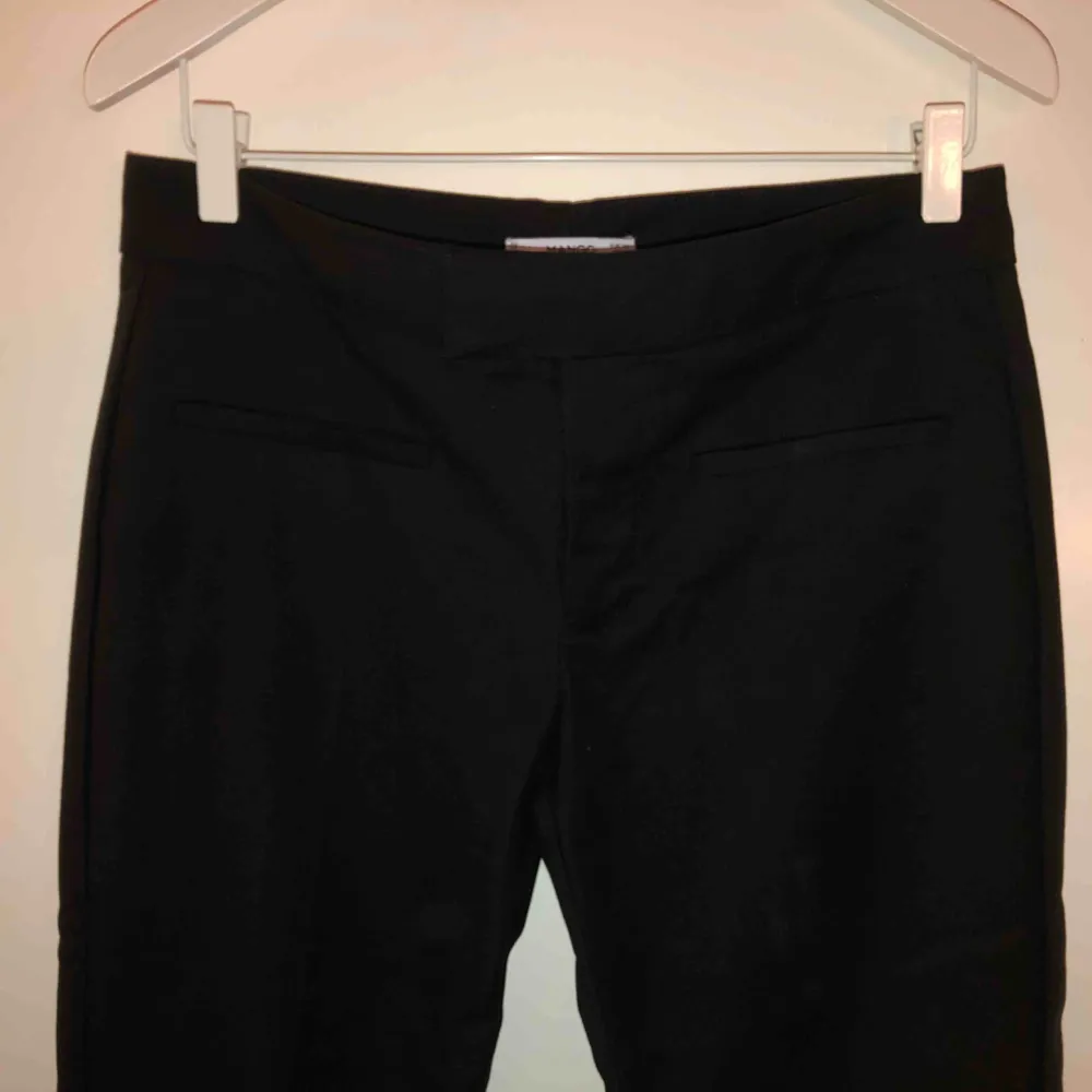 Svarta kostymbyxor, lite kortare och lite utsvängda nedtill, från Mango. Väldigt fina på!. Jeans & Byxor.