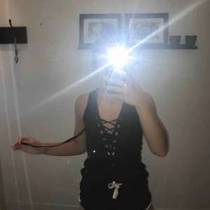  - Ribbad, fint skick, snörningen är lite sliten men annars superfin. 