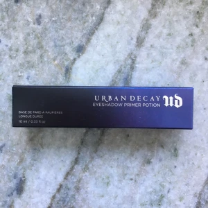  - Ögonskuggsprimer från Urban Decay. Använd 1 gång så i princip helt ny. Använder inte ögonskugga så. Köpt på Kicks för 200 kr. Kan mötas upp i Stockholm eller skicka mot fraktkostnad