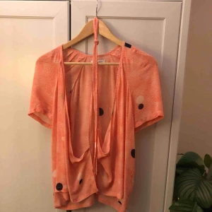  - Blus med omlottknyt från Rodebjer. Använd två gånger. Helt underbar!