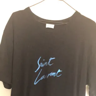 Saint Laurent signature t-shirt i strl L   Orderbekräftelse finns  Hämtas i Stockholm eller fraktas . T-shirts.