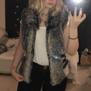  - Ej äkta päls. Gammal väst vet ej märket, inga fel med den och använd ett par gånger. Väldigt varm och fin nu till hösten. Frakten kan diskuteras. Skicka meddelande vid frågor eller mer bilder💗