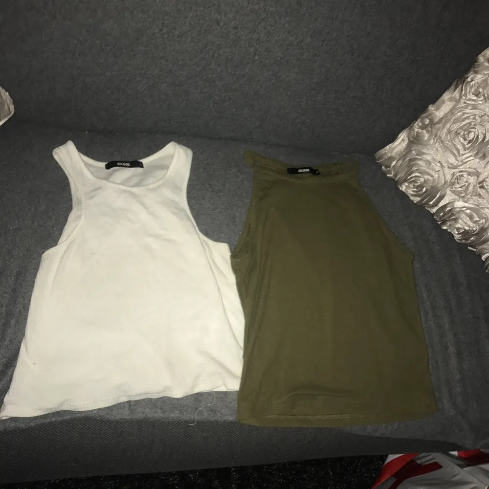 Två linnen i storlek S och M. Båda för 70kr. T-shirts.