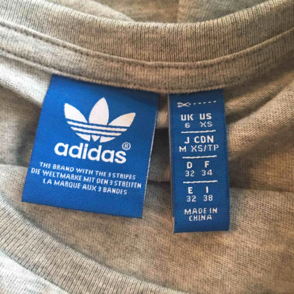 Säljer min fina t-shirt från Adidas! Super Casual och supersnygga till ett par tajta jeans! 150kr + frakt. Finns i Malmö. Storlek XS 🌸. T-shirts.