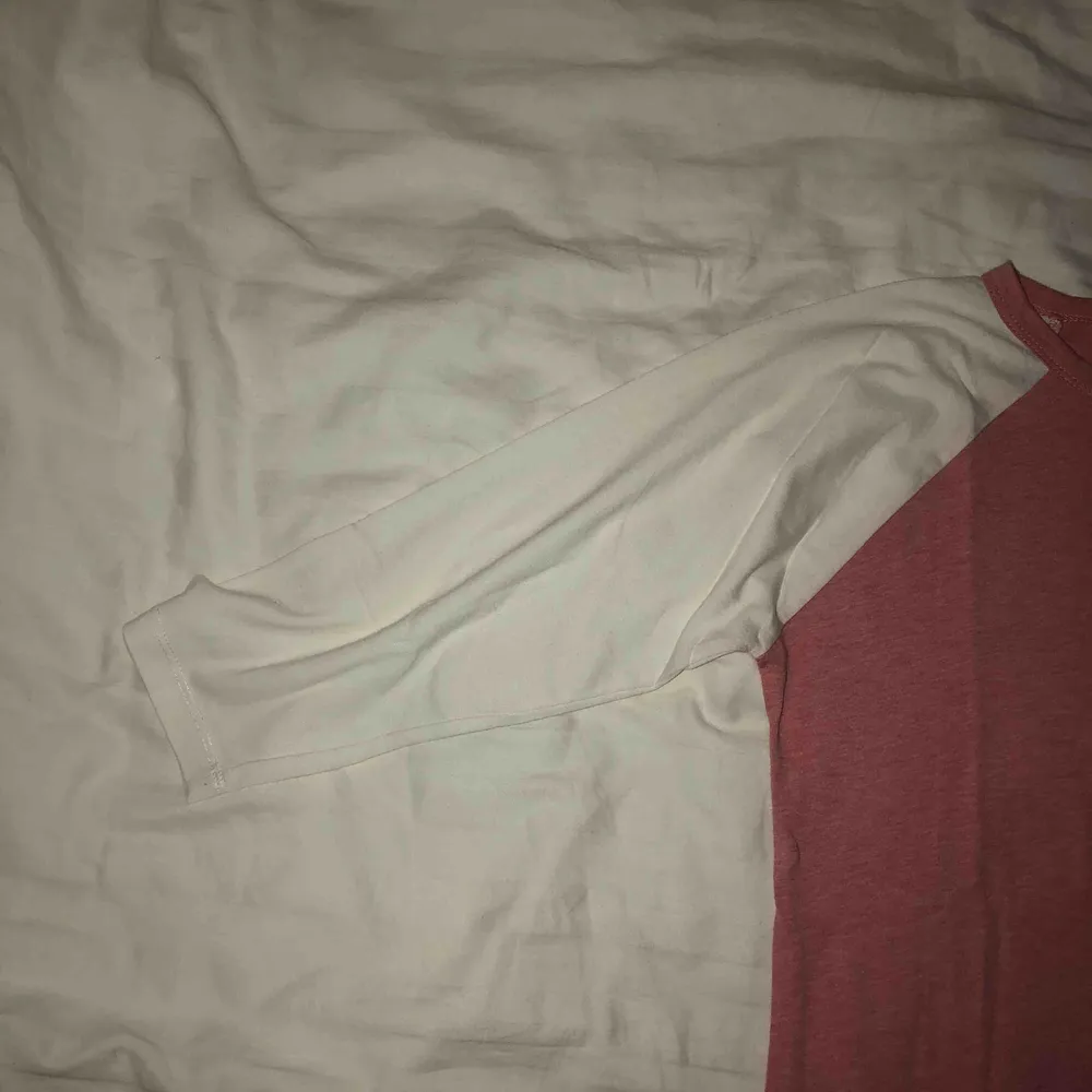 Rosa tröja med vita ärmar från Bikbok, använda fåtal gånger. (Kunden betalar frakten) . Toppar.