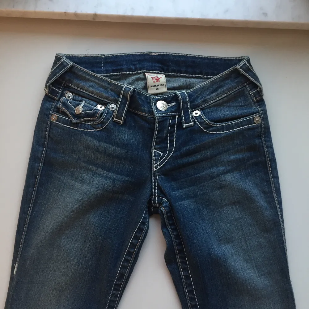 Oanvända jeans från True Religion, storlek 25. . Jeans & Byxor.