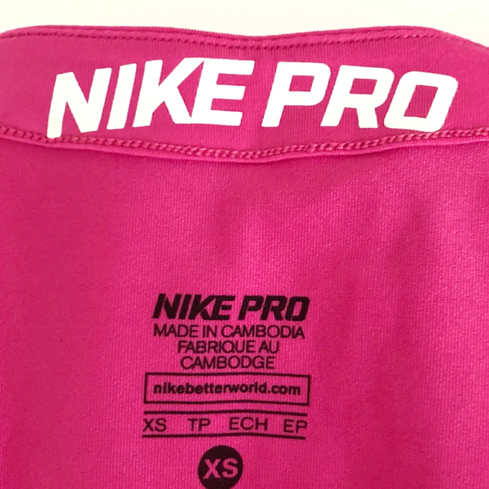 Färg: rosa. Strl: XS.  Snygg och klassisk träningströja från Nike Pro. Långärmad, V-ringad hals. Slimmad modell. Figursydd. Aldrig använd, men tvättad. Fraktkostnad tillkommer, betalning via swish.. Toppar.