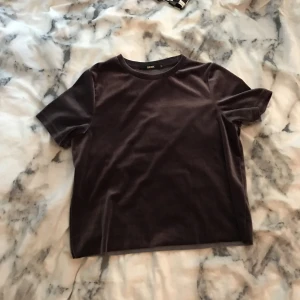  - Sammets tröja från bikbok. Använd ett fåtal gånger men som ny  Vid frakt är det köparen som står för fraktkostnaden 