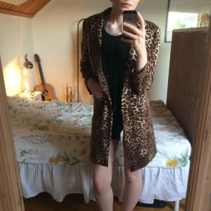  - Ascool jacka/kavaj i leopardmönster. Köparen står för frakt!