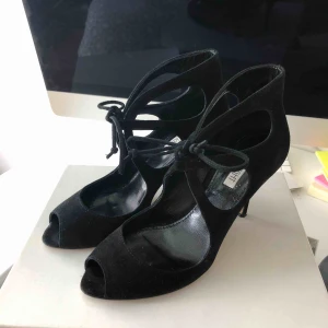  - Snygga högklackade skor från footlight. Använda vid ett tillfälle, alltså perfekt skick. Nypris: 1650kr. Pris exklusive frakt