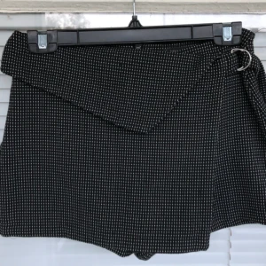  - Shorts från Zara säljes. I mycket fint skick. Strl: S. 