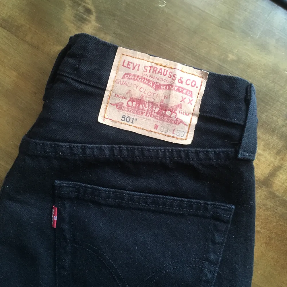 Superfina Levisshorts köpta på plick men tyvärr för små, inte slitna alls. Storlek W29L30, skulle säga S-XS! Pris inklusive frakt✨. Shorts.