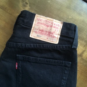  - Superfina Levisshorts köpta på plick men tyvärr för små, inte slitna alls. Storlek W29L30, skulle säga S-XS! Pris inklusive frakt✨