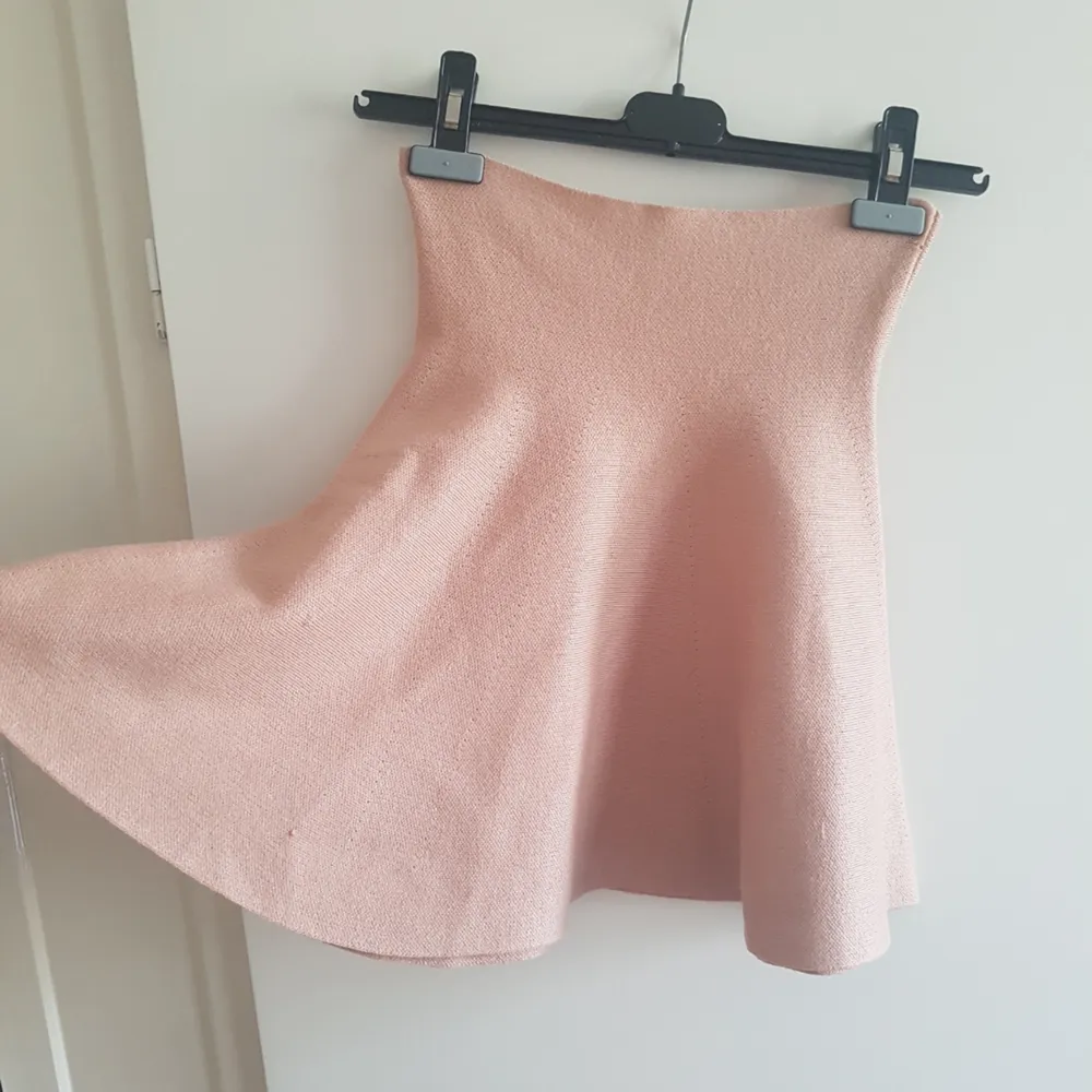 Ljusrosa-beige aktig kjol ifrån BikBok som aldrig är använd! Väldigt mjuk och lite stretching i materialet. Frakten blir 18 kr! :) . Kjolar.