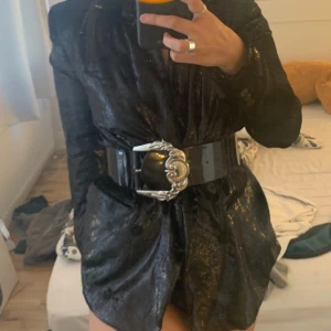 Kavaj  - Säljer min fina kavaj. Färgen är typ svartglitter:)