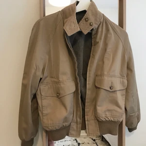 Pilot-jacka Vintage strl S/M - Vintage pilotjacka reversible tyvärr trasig dragkedja men nog enkelt att fixa eller bara ha jackan öppen. Supersnygg, passar oversized på S 