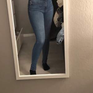 Ett par MOLLY jeans, jag är 158 och dom är lite långa på mig