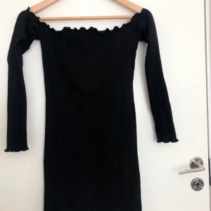 Svart off shoulder klänning - Fett fin och endast använd en gång
