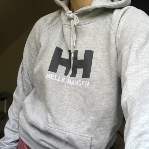 Helly hansen hoodie - Jättemysig hoodie från helly hansen i toppskick