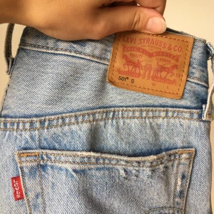 Levis Jeans 501 - w26 L32 passar 25-27 skulle jag säga, ljust tyg, nästan oanvända