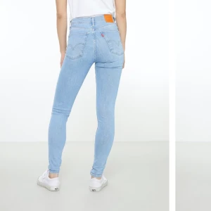 Jätte snygga jeans  - Säljer dessa jättesnygga levis jeansen i storlek 26 passar de flesta som har xs och s. De är jätte stretchiga och sköna vilket gör att fler passar dem. Nypris är 1149kr och ja säljer för 250kr och de är nästan helt oanvända. 