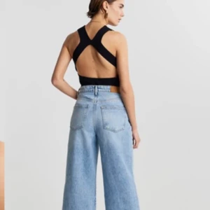 Gina Tricot Ribbed Backless Top - Trendig Backless -Open Back Ribbed Top från Gina Tricot. Slutsåld på Ginas hemsida. I storlek Small. Stretchigt material och ribbad. Ursprungspris 249kr. (möts upp/fraktar)💞☺️