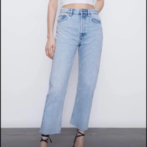 Raka ljusblå jeans  - Säljer mina favoritjeans från Zara då de tyvärr inte passar längre. De är raka i modellen, fint skick!!  Passar en 36 men skulle även kunna passa en 38 💕 (Bilderna är tagna från Zaras hemsida) 