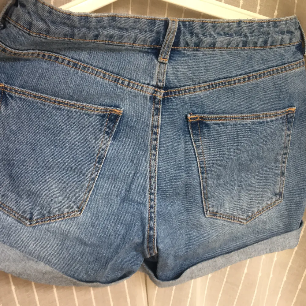 Bekväma HM denim shorts 💐 Nästan aldrig använda, så nyskick! Säljer endast pga att jag har liknande 💕 40kr+frakt men priset går självklart att diskutera 🌸. Shorts.