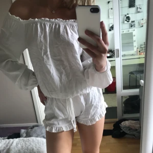 Byxdress brandy melville - Vit super söt byxdress från Brandy Melville som endast är använd ett fåtal gånger!                 Den är one size men jag skulle säga att den passar från xs-m. Pris går att förhandla! Frakt:22kr 