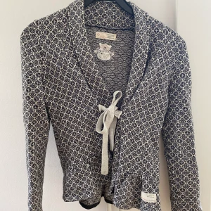 ODD MOLLY kofta stl 1 - Säljer min superfina kofta från odd molly då jag inte använt den på länge! Mycket fint skick. Frakt tillkommer.