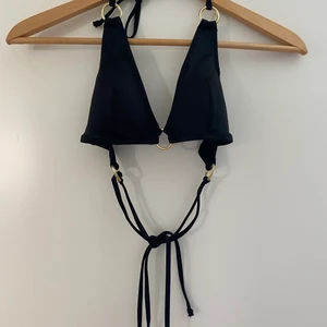 Svart bikinitop med guld detaljer  - SUPER cool och snygg bikinitop med guldringar och snygga detaljer. Strl 36/38. Frakt 22:-💐