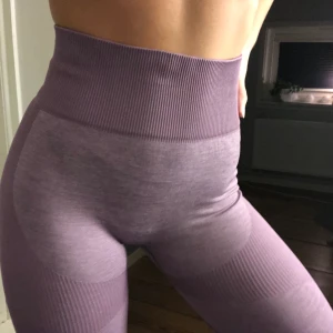 Tränings tights xs/s - Ett par fina lila tights köpt här på Plick, använd fåtal gånger men lite stora för mig. Jätte fin färg mer som första bilden än den andra 💕 270 kr inkl frakt ❤️