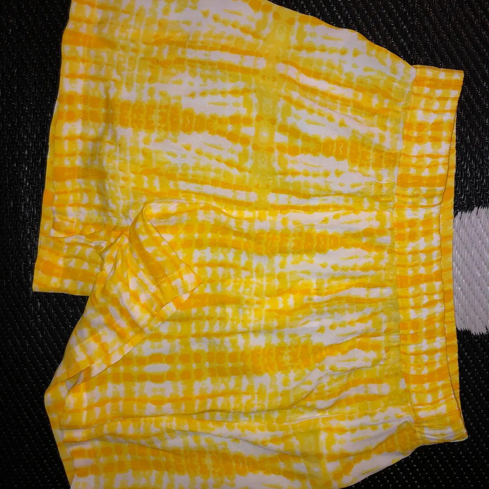 Sköna shorts från bikbok, helt nya , färg:gul storlek:M men mer som en S. Shorts.