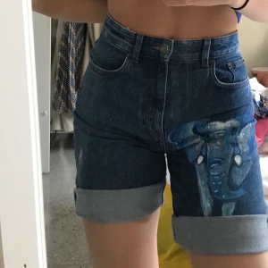 & other stories shorts one of a kind  - Ett par supercoola shorts från & otherstories, säljer eftersom de inte kommer till användning. Storlek 27 men passar 26 också