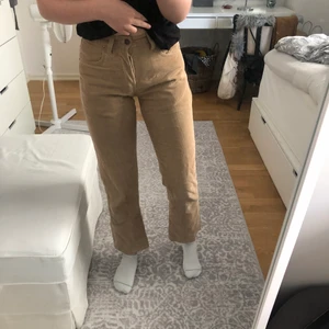 Coola Levis byxor  - Snygga och bekväma manchesterbyxor, köpta på second hand men i fint skick. Storleken som står som ämnet inte alls av någon anledning utan de passar 25/28. Säljer eftersom de har blivit försmå. Spårbar frakt 63 kr 💕