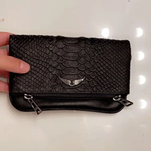 Zadig - Säljer min lilla Zadig väska, kedja ingår! Skick: 10/10, använd 1 gång, kommer ej till användning därav säljer jag den🦋