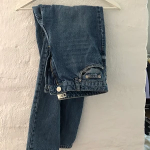 Mom jeans  - Strl M, blåa 